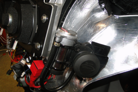 Montage einer Lastwagenhupe mit Kompressor