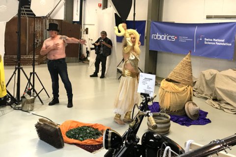 Messe-Animation mit Feuer und Schlange...